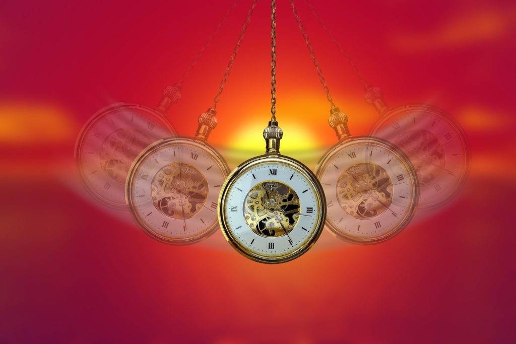 Une montre se balançant de gauche à droite pour symboliser l'hypnose instantanée.