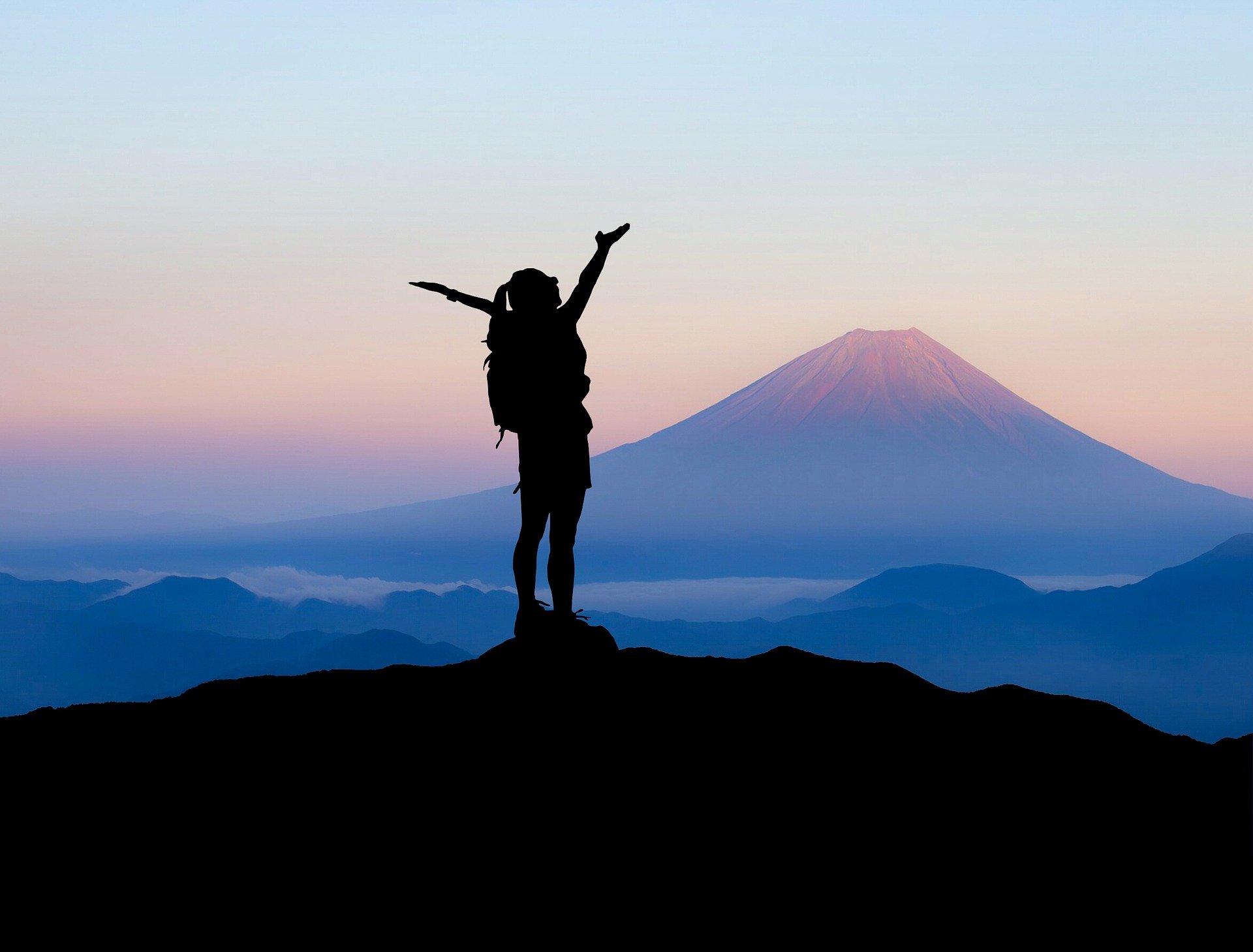 Une personne en haut d'une montagne qui a utilisé son potentiel de réussite pour atteindre son objectif.